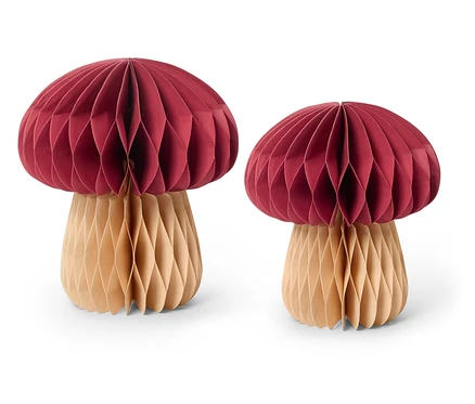 Deux décorations de champignons en papier, une plus grande et une plus petite, avec des têtes rouges et des tiges beiges.