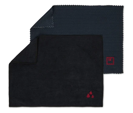 Deux chiffons de nettoyage foncés, un avec un logo rouge à trois gouttes et l'autre avec un logo rouge dans un carré.