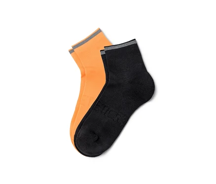 Deux paires de chaussettes de course à pied : orange fluo et noires.