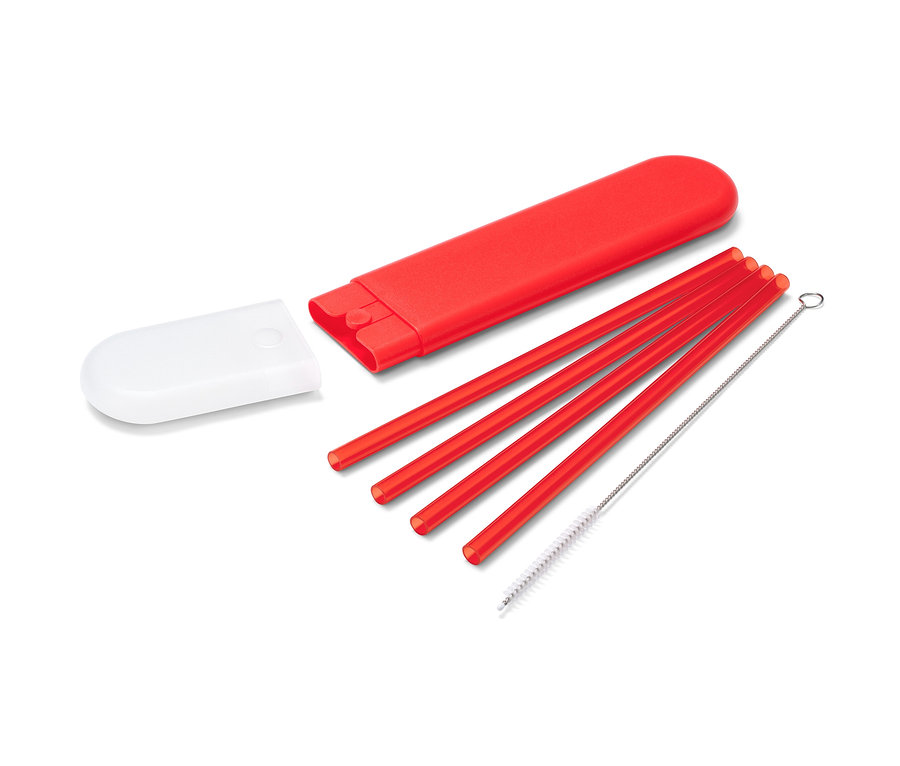 Quatre pailles en plastique et une brosse de nettoyage à côté d'un étui rouge.