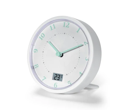 Une horloge de salle de bain blanche avec des aiguilles et des chiffres aigue-marine indiquant 10 h 10 et 23 degrés Celsius.