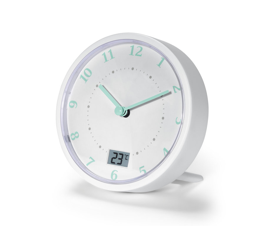 Une horloge de salle de bain blanche avec des aiguilles et des chiffres aigue-marine indiquant 10 h 10 et 23 degrés Celsius.