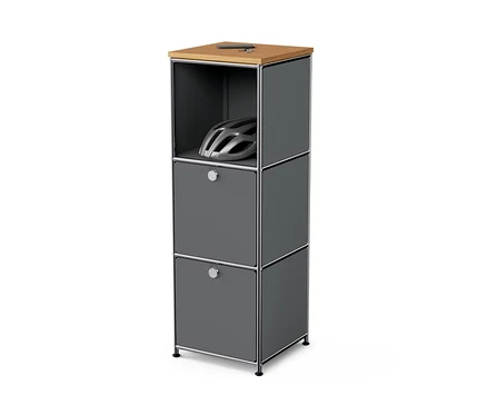Commode étroite en métal gris « CN3 » avec plateau en bois et 2 abattants. Un casque est visible dans le compartiment supérieur ouvert.