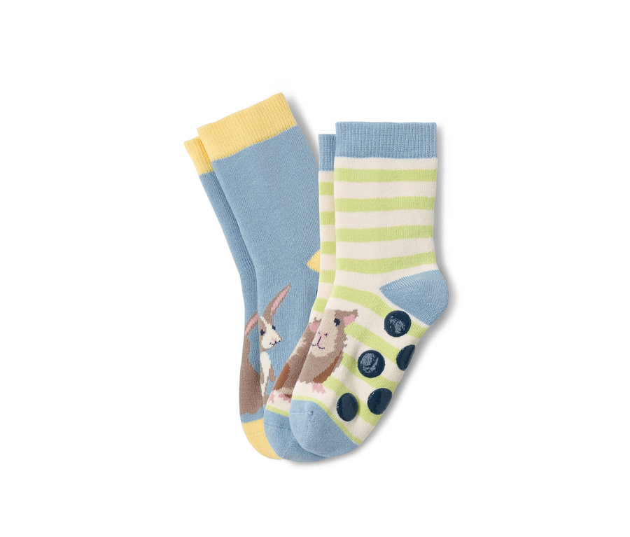 Deux paires de chaussettes antidérapantes pour tout-petit : une paire bleu clair avec un lapin, l’autre rayée avec un cochon d’Inde et des points antidérapants.
