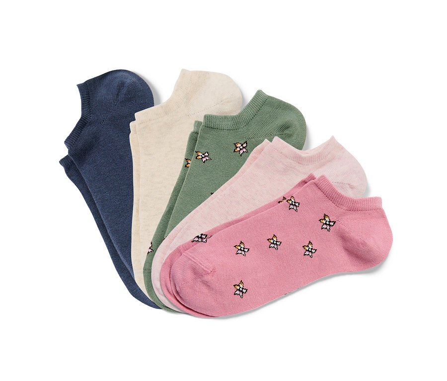 Cinq paires de socquettes de sport multicolores.