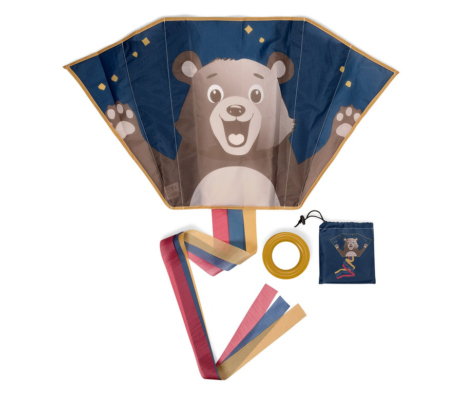 Un cerf-volant bleu avec un ours, un cercle jaune et une housse bleue avec la même impression sur un fond blanc.