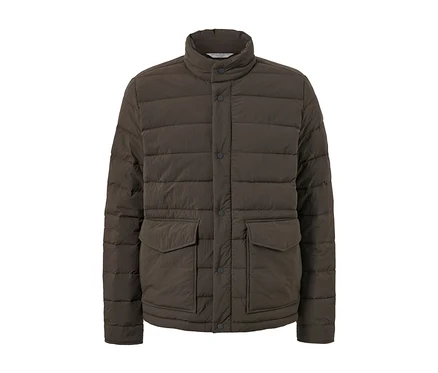 Veste matelassée marron avec boutons et poches.