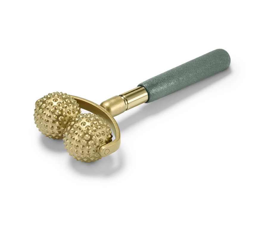 Un rouleau de massage hérisson télescopique doré avec un manche vert olive sur un fond blanc.