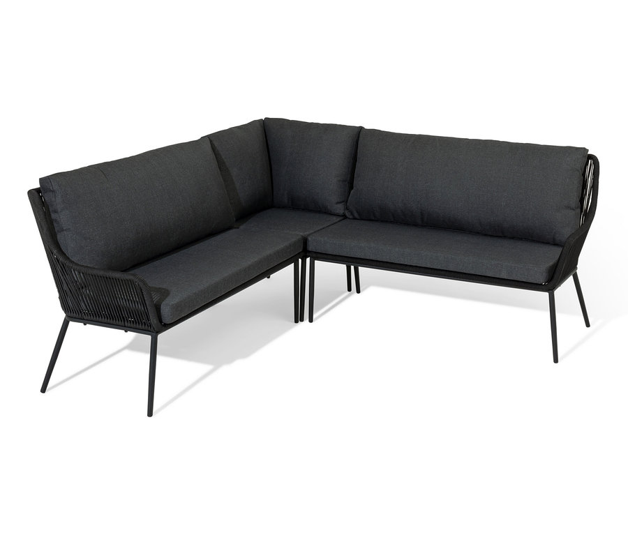 Un coin lounge avec tressage textile et des coussins gris foncé sur fond blanc.