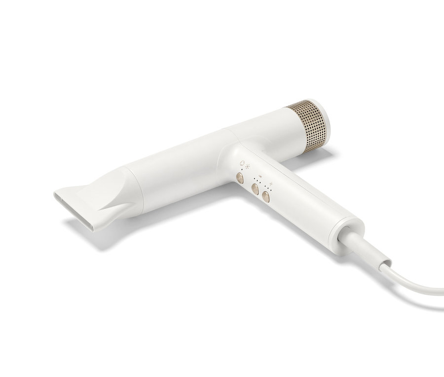 Un sèche-cheveux premium blanc avec une nouvelle technologie de séchage posé sur un fond blanc.