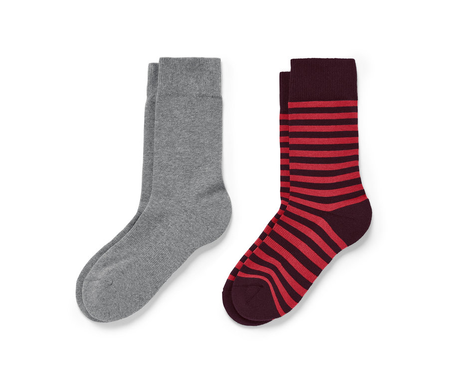 Deux paires de chaussettes de sport : une paire grise, une paire rayée rouge et bordeaux.