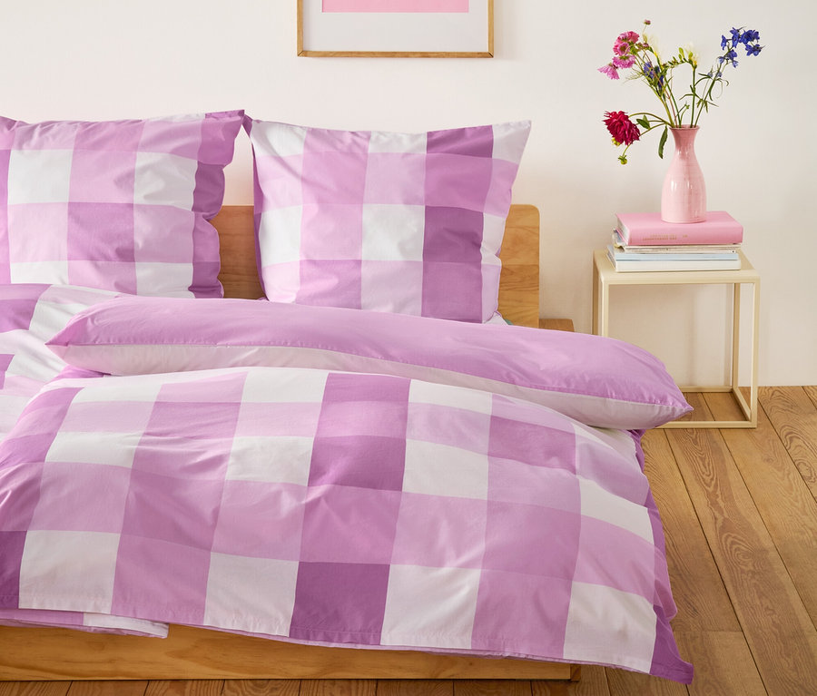 Une parure de lit en renforcé à motif floral de taille standard est posée sur un lit.