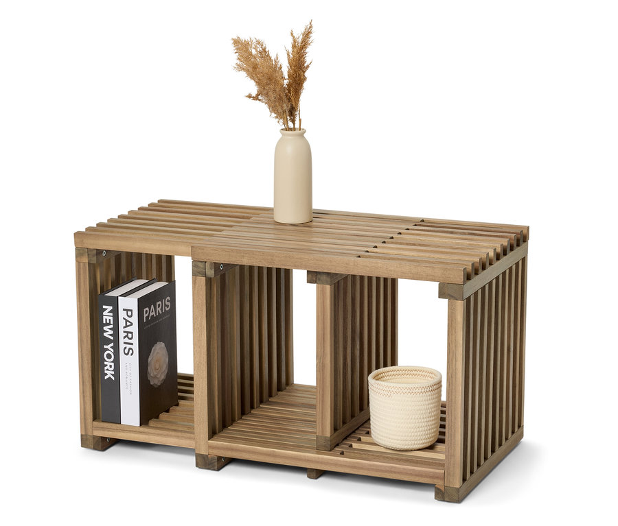 Étagère en bois avec les livres "New York" et "Paris", un vase et un panier tressé.
