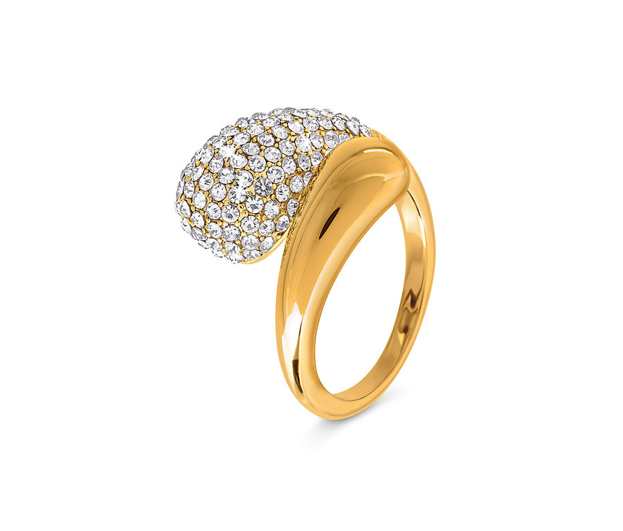 Bague dorée avec un ornement ovale incrusté de cristaux clairs.