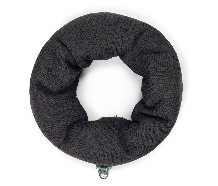 Un cache-cou noir tricoté avec un clip en métal.