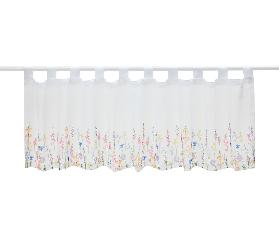 Un court store blanc à motifs floraux est suspendu à une tringle.