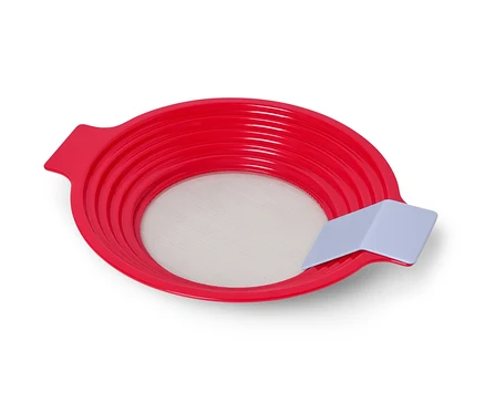 Passoire rouge pour farine et pour tamiser.