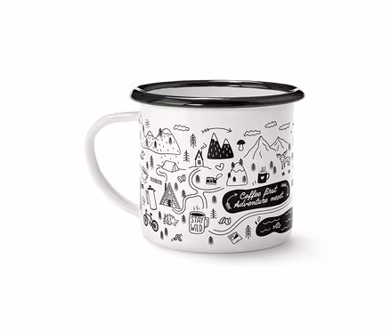 Mug à café en émail Adventure, 380 ml, blanc avec un rebord et une anse noirs, orné d'un dessin au trait noir représentant un paysage naturel avec des montagnes, des arbres, des tentes, un vélo et les textes « Coffee first Adventure next » et « Stay wild ».