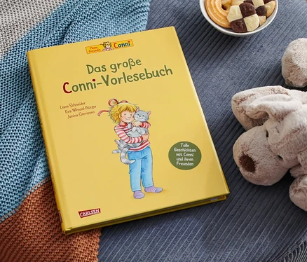 Sur un tabouret bleu sont posés le livre jaune «
Das große Conni-Vorlesebuch
», un chien en peluche, un bol de biscuits et une couverture tricotée.