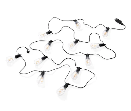Une guirlande lumineuse avec ampoules LED à filament et des câbles noirs sur un fond blanc.