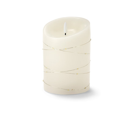 Une bougie blanche à LED en cire véritable avec une micro-guirlande lumineuse.