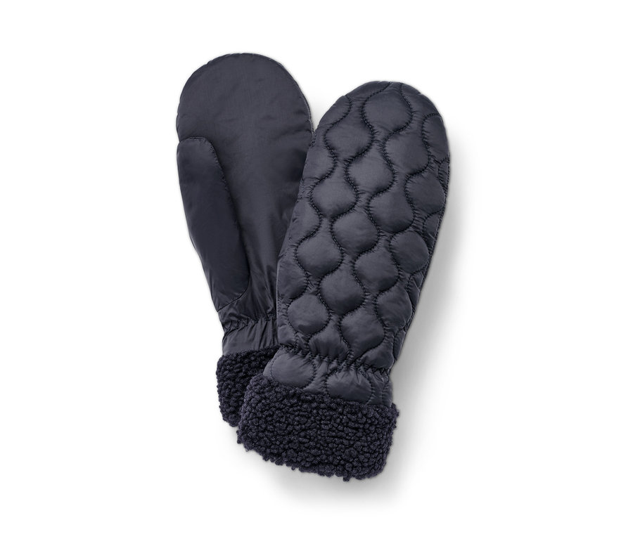 Deux moufles matelassées bleu marine avec bordure en fausse fourrure.