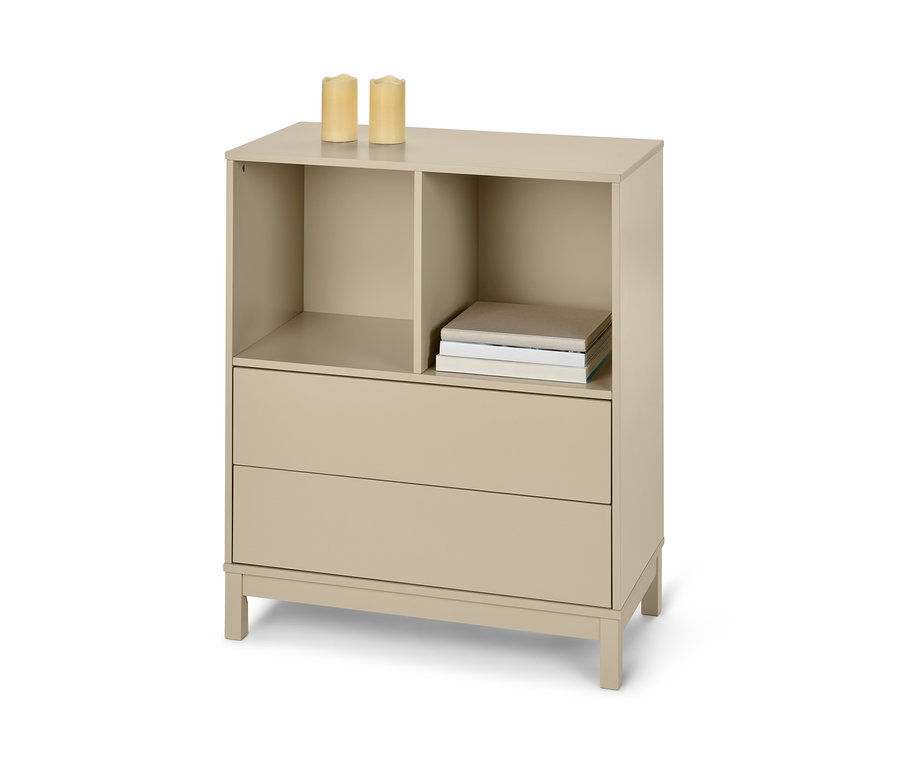 Commode haute beige avec 2 tiroirs et des étagères ouvertes, deux bougies et des livres sont posés sur le dessus.