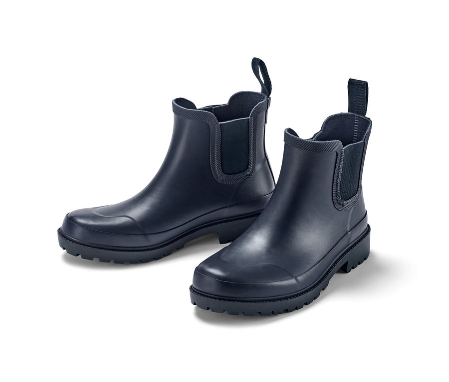 Deux paires de bottines de pluie sur fond blanc.