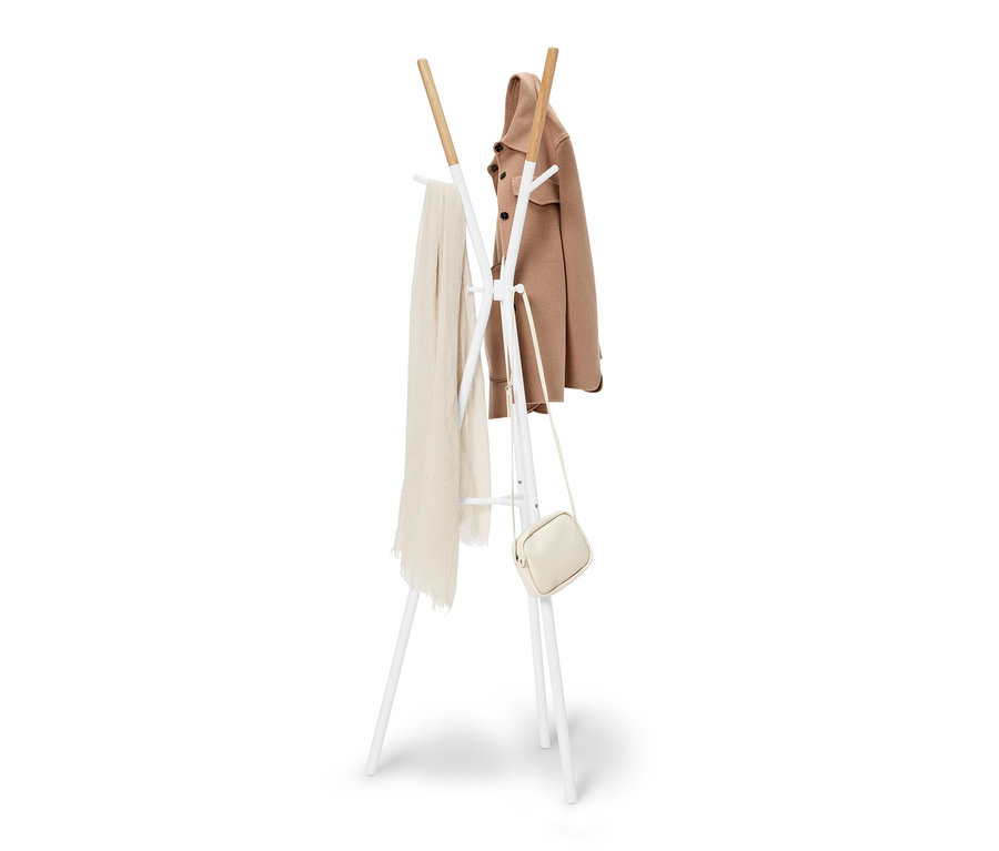 Un porte-manteau blanc supporte un manteau beige, une écharpe blanche et un sac à main.