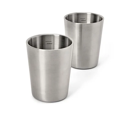Deux gobelets de camping en acier inoxydable.