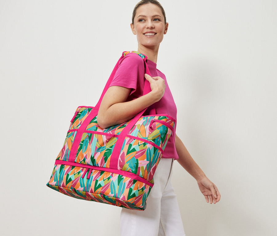 Femme portant un sac de plage avec impression intégrale.