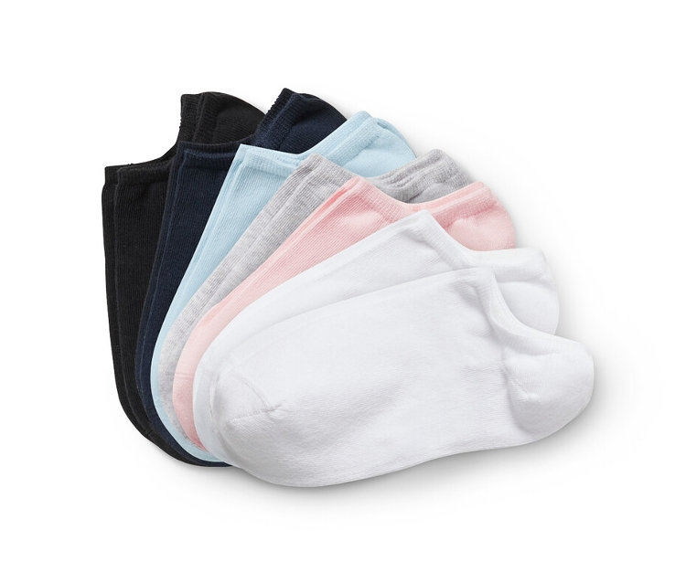 Sept paires de socquettes de sport de différentes couleurs.