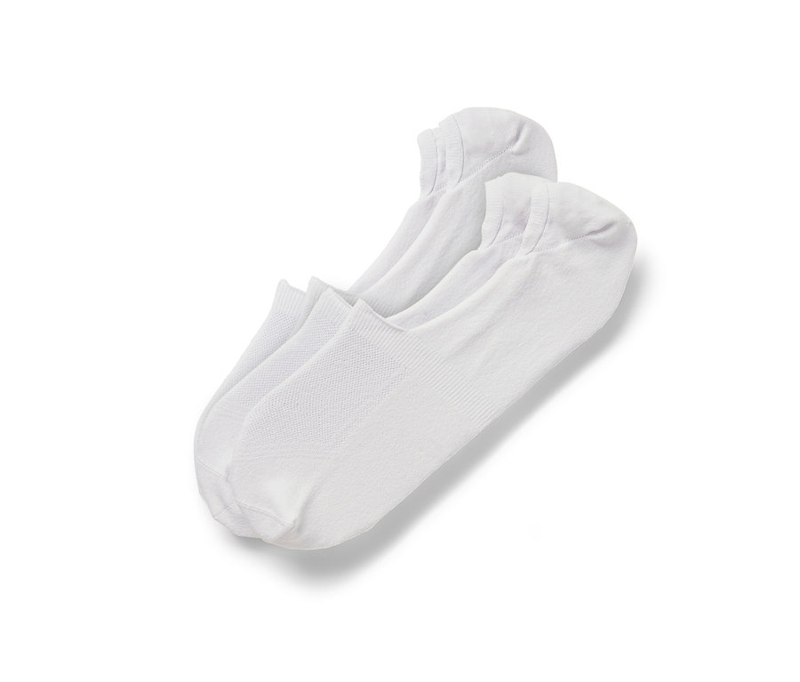 Deux paires de socquettes de sport blanches superposées.