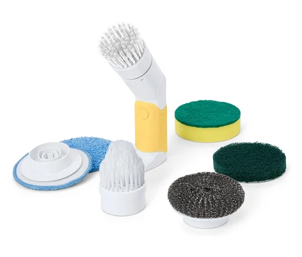 Brosse de nettoyage professionnelle électrique à manche blanc et jaune, avec divers accessoires: deux brosses, un tampon microfibre bleu, une éponge jaune-verte, un tampon à récurer vert et un métallique.