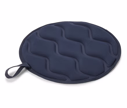 Un dessous de plat bleu marine avec un motif ondulé et une boucle repose sur un fond blanc.