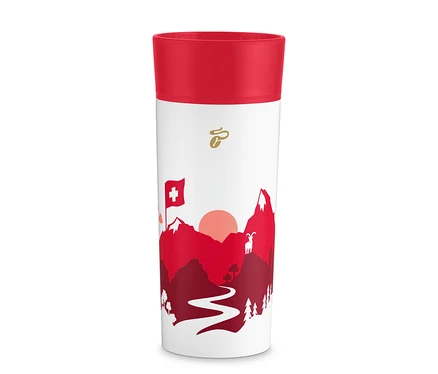 Mug de voyage blanc avec un couvercle rouge, orné d'un motif de paysage suisse rouge et blanc, incluant des montagnes, un drapeau suisse, un soleil, une chèvre, des arbres et un sentier sinueux, avec un logo doré en haut.