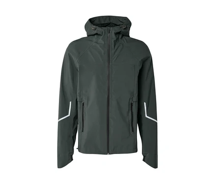 Veste à capuche vert foncé avec fermeture éclair intégrale, deux poches zippées et des bandes réfléchissantes blanches en forme de L sur les manches.