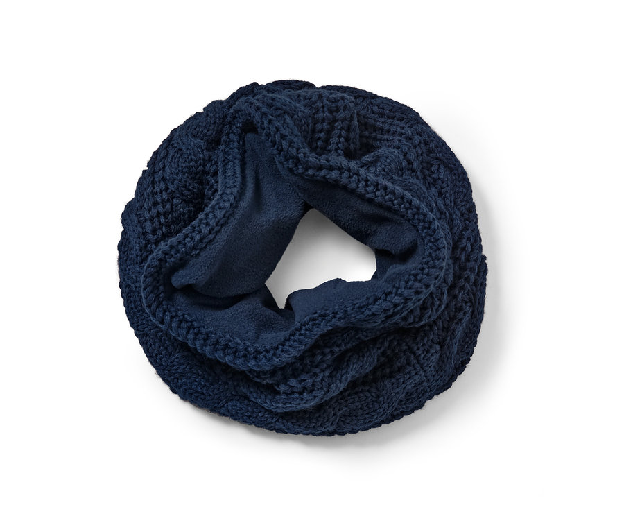 Gros plan d'une écharpe tube en maille bleu foncé.