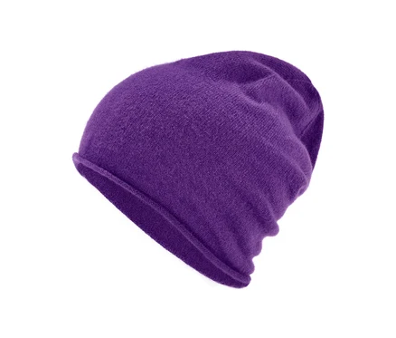 Un bonnet en cachemire violet.