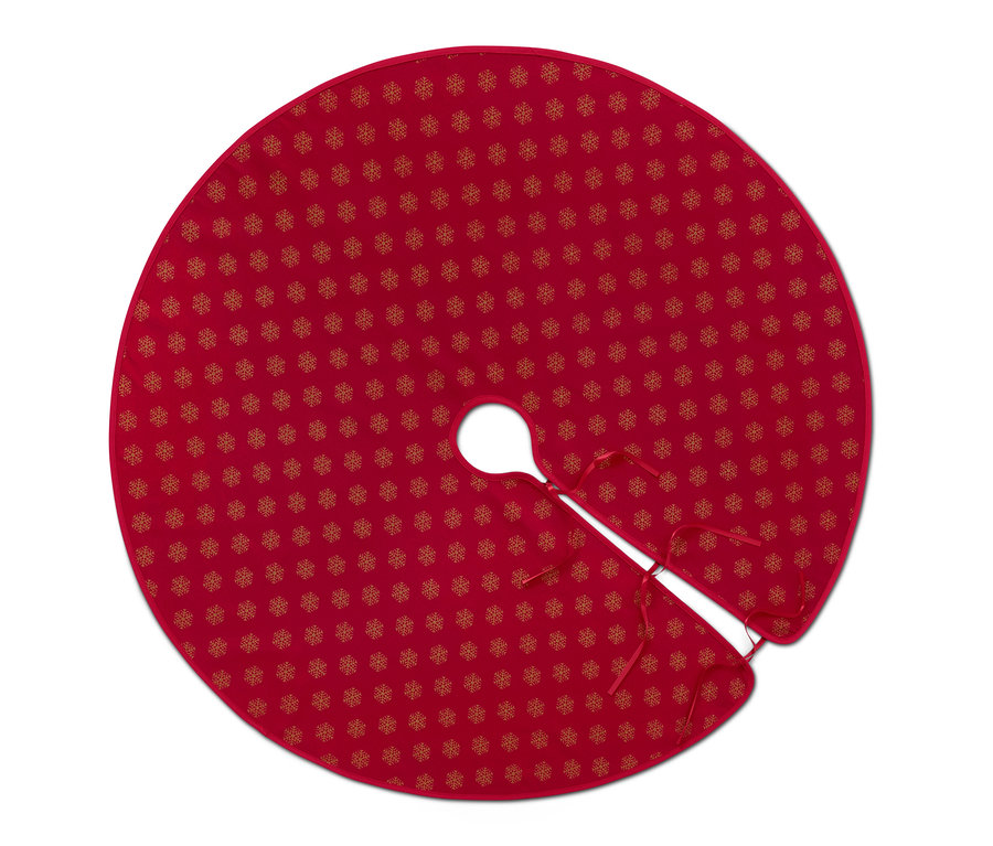 Un couvre-pied de sapin rouge avec un motif de flocons de neige dorés.
