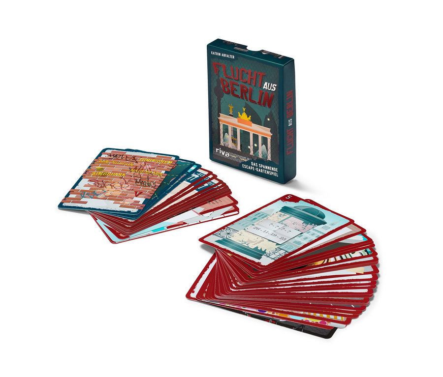 Sur l'image, on voit une boîte et des cartes étalées du jeu de cartes d'escape game « Flucht aus Berlin ».