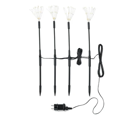 Quatre piquets de jardin à LED avec des tiges noires. Deux câbles sont attachés ensemble et un mène à une prise noire.