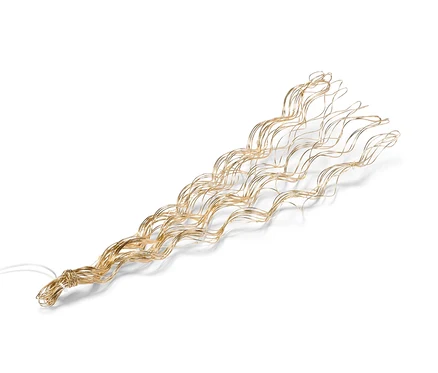 Branche décorative à LED dorée sur fond blanc.