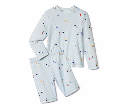 Ensemble pour enfant avec indice de protection UV 80, marin : T-shirt à manches longues et short bleu clair avec des motifs de phares et de voiliers.