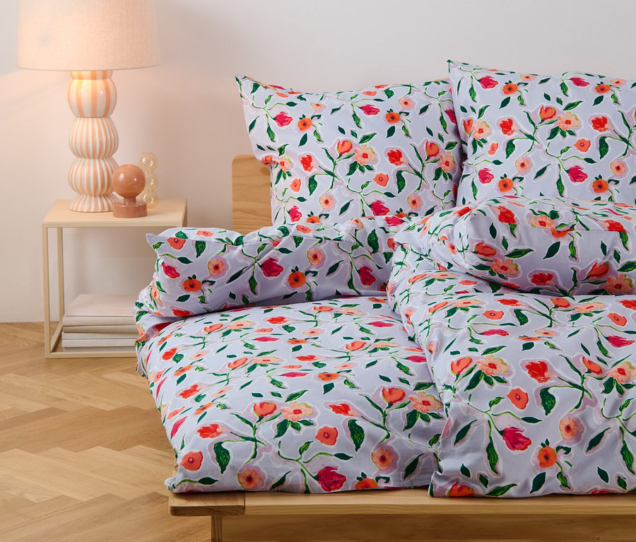 Parure de lit en renforcé de taille standard à motif floral sur un lit.