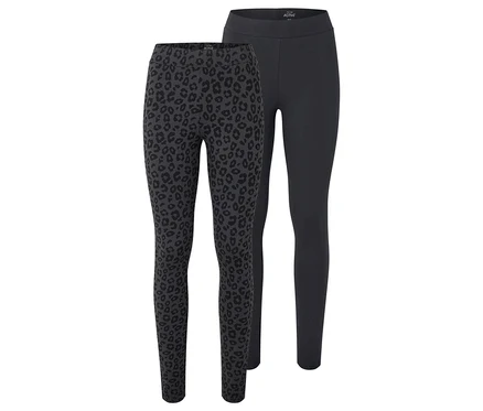 Deux leggings : un gris avec un imprimé animal noir et un gris foncé.