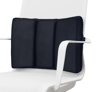 Coussin lombaire bleu marine fixé sur une chaise de bureau blanche.