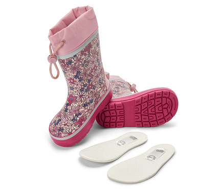 Bottes en caoutchouc pour enfants avec motif floral et semelle rose, à côté se trouvent deux semelles intérieures blanches.