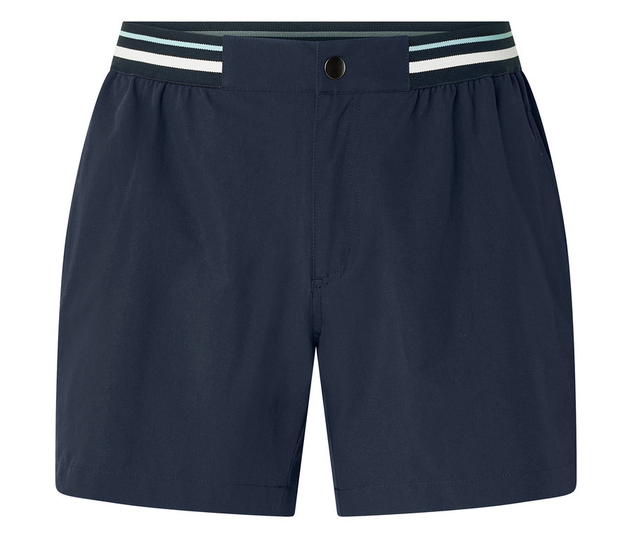 Gros plan sur un short bleu marine avec une ceinture rayée.