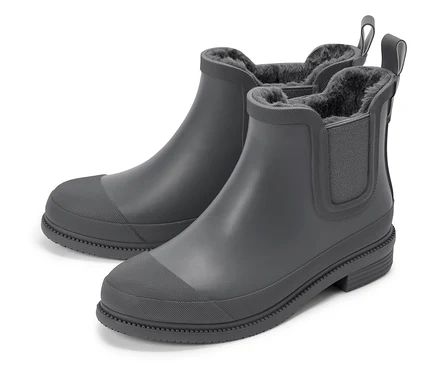Deux bottines Chelsea en caoutchouc gris doublées sur fond blanc.